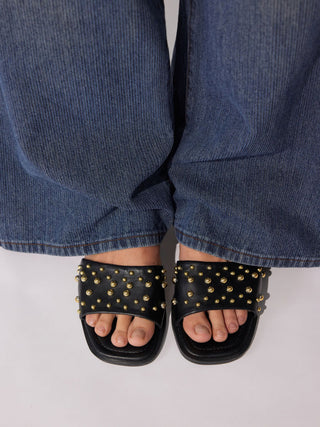 STUDDED FLIPPERS