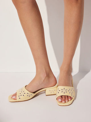 FLOWER CHUNKY HEELED SANDALS