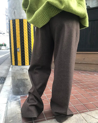 One-pleat slacks