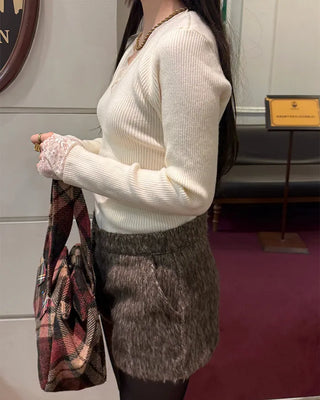 V-neck lace-point knit
