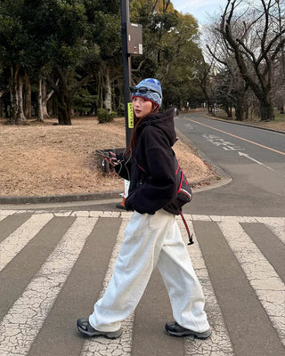 Wide sweatpants with side pockets
