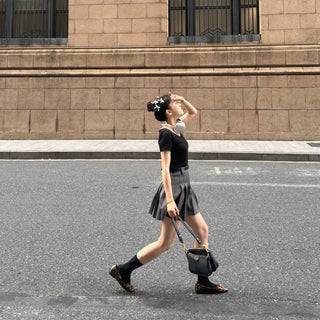 Simple U-neck T-shirt