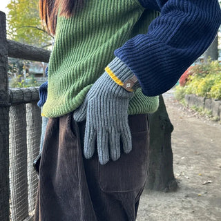 Line finger hole gloves