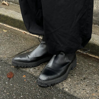 Modern and simple Chelsea boots