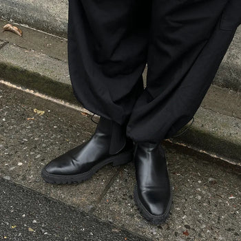 Modern and simple Chelsea boots