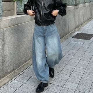 Modern and simple Chelsea boots