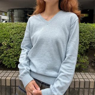 Light cashmere V-neck knitwear