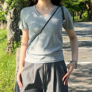 V-neck basic T-shirt
