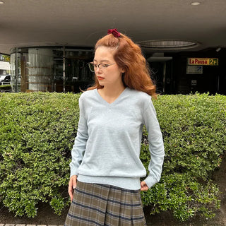 Light cashmere V-neck knitwear