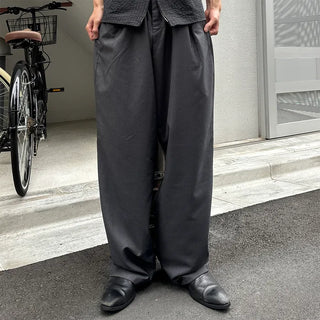 Simple pleated slacks