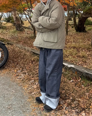 Rolled-up rigid denim pants