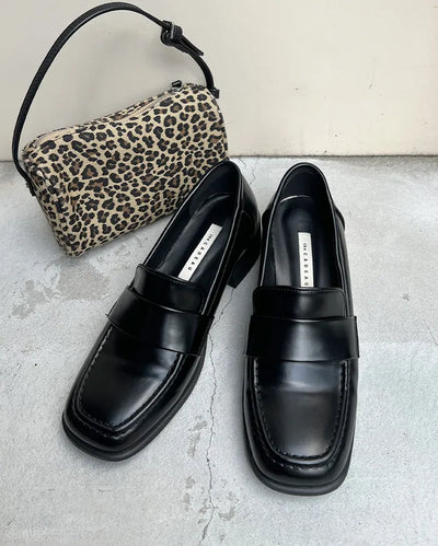 Square-line classic loafers