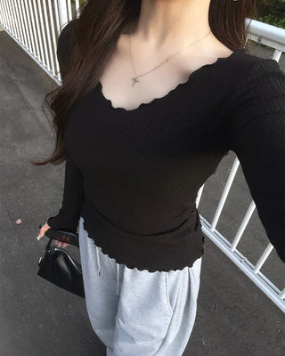 V-neck wave scallop point T-shirt