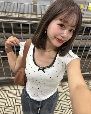 Short-sleeved t-shirt with built-in cups and polka dot lace