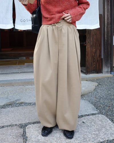 Elastic waistband, one-pleat slacks