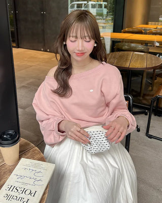 Off-shoulder loose sweatshirt