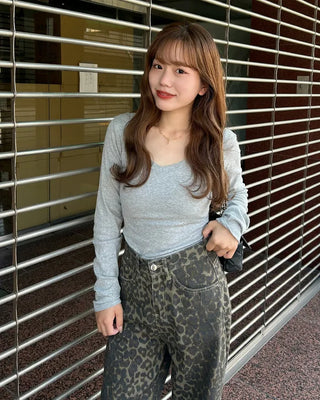 V-neck slim long T-shirt
