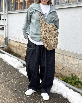 Stitch pocket raw denim pants