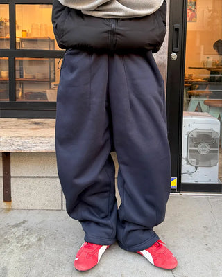 Wide sweatpants with side pockets