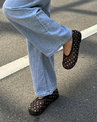Heart-shaped mesh flat shoes