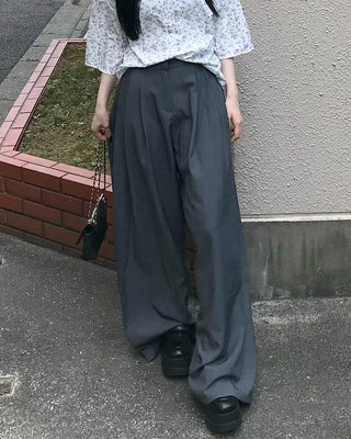 Pleated wide-leg slacks