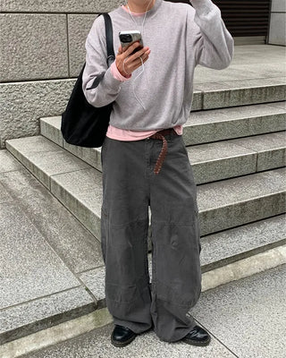 Pigmented side pockets, stitched details, wide cotton pants