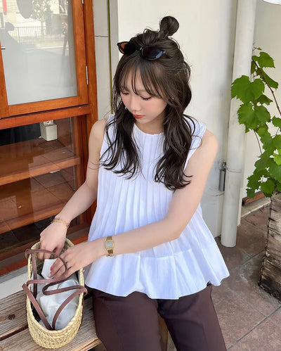 Pleated sleeveless blouse