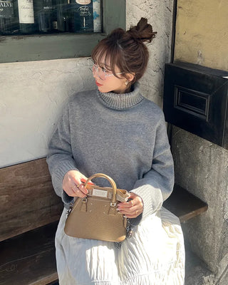 Side-slit cropped turtleneck knit