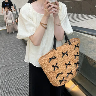 Ribbon-point rattan handbag