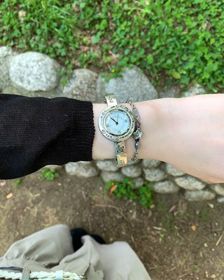 Vintage design round analog handwatch