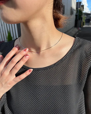 Simple line necklace