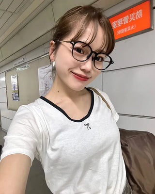 Two-tone neckline ribbon half T-shirt