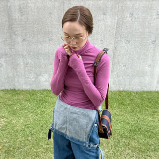 Toned-down color turtleneck T-shirt