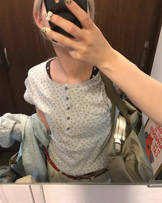 Flower punched button short-sleeved T-shirt