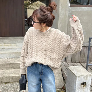 Loose-fitting cable knit round neck sweater