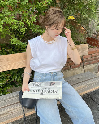 Simple sleeveless T-shirt