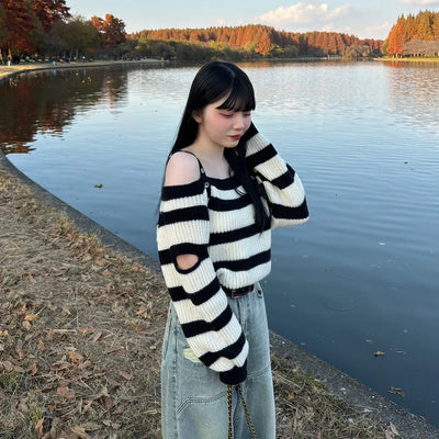 Shoulder slit striped knit