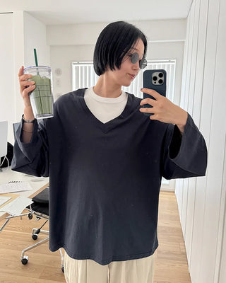 Loose-fitting V-neck cotton t-shirt
