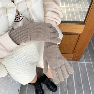 Finger-slit knit gloves