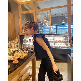 Frilled short-sleeved blouse