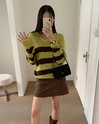 (2 colors) V-neck striped knit