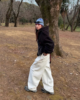 Wide sweatpants with side pockets