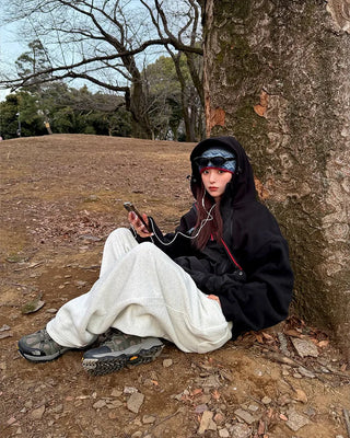 Wide sweatpants with side pockets