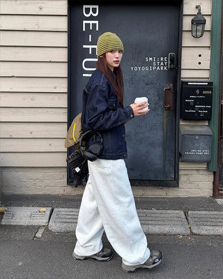 Wide sweatpants with side pockets