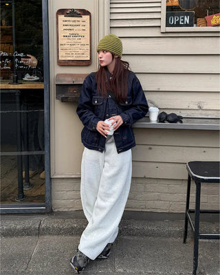 Wide sweatpants with side pockets