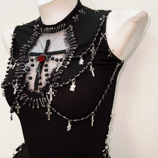 Crewneck beaded flower applique sleeveless top