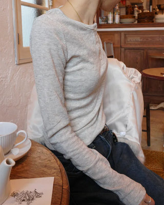 Round neck button long sleeve T-shirt