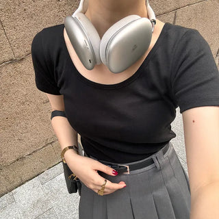 Simple U-neck T-shirt