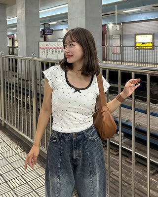 Short-sleeved t-shirt with built-in cups and polka dot lace