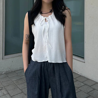 Flared wrinkle shirring ribbon blouse, sleeveless.
